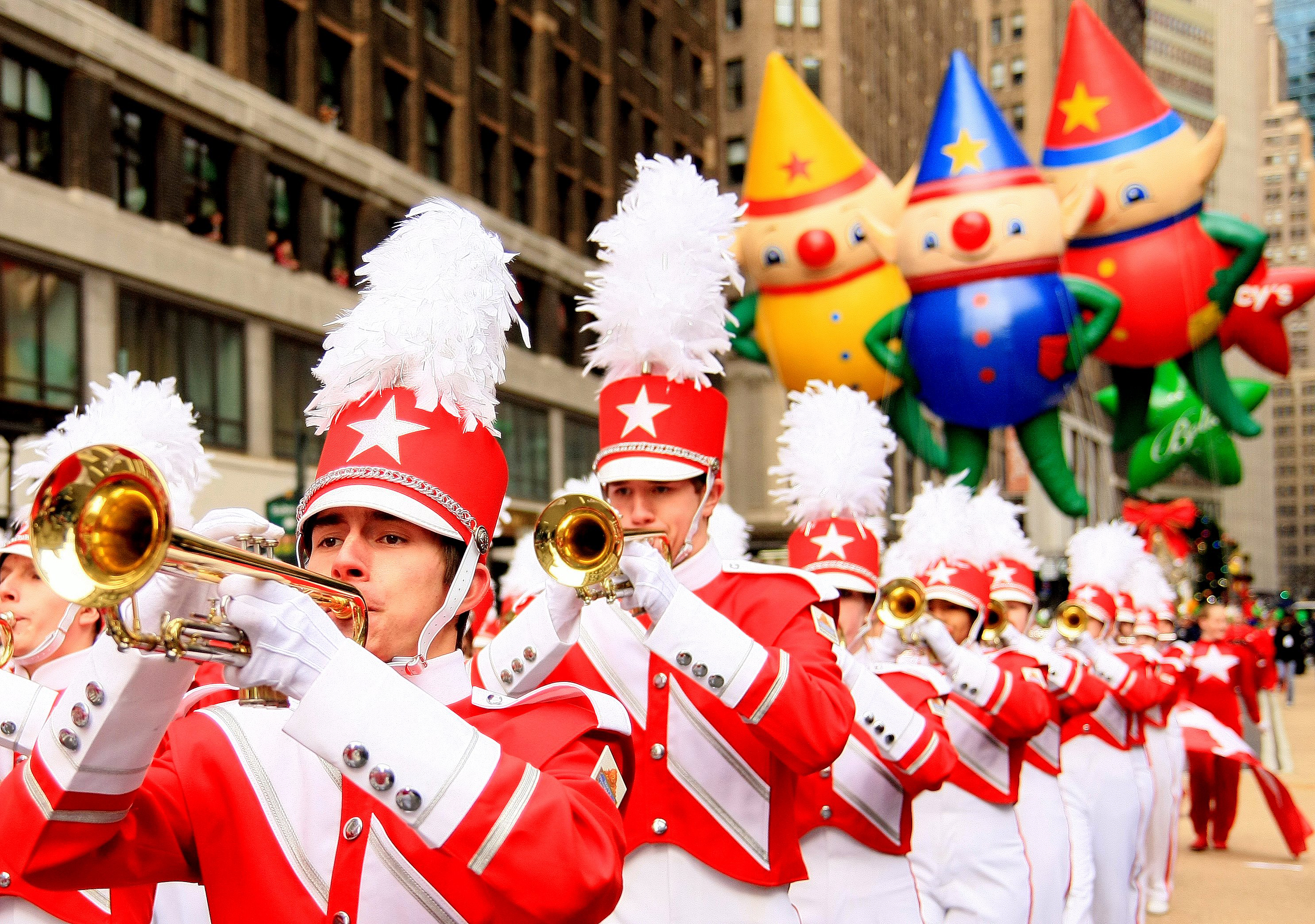 Have street parades. Парад Мэйси на день Благодарения. Праздничный марш. Новогодние традиции в Америке. Новогодний парад.