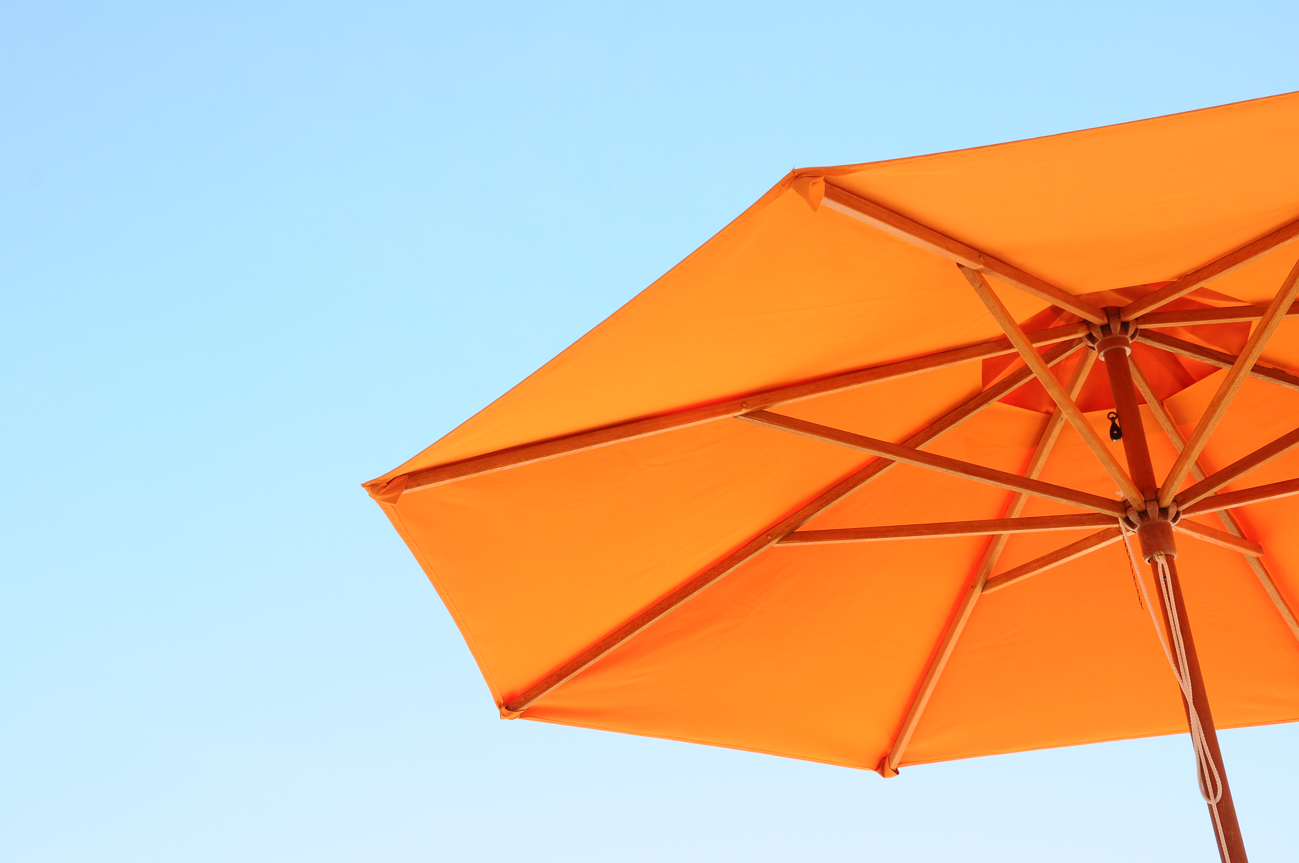 Два зонтика. Пляжный зонт. Оранжевый зонтик. Зонт для пляжа. Пляжный зонтик оранжевый.
